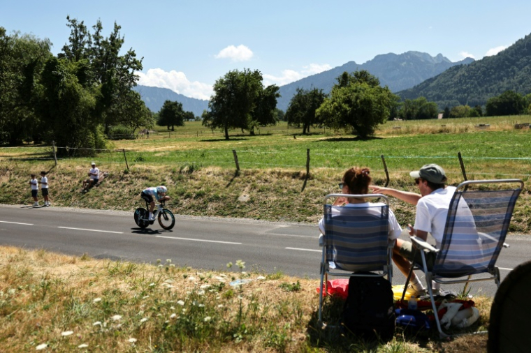 Des spectateurs assistent au contre-la-montre individuel de la 16e étape du Tour de France, le 21 juillet 2026 aux abords du Lac Léman ( AFP / Anne-Christine POUJOULAT )