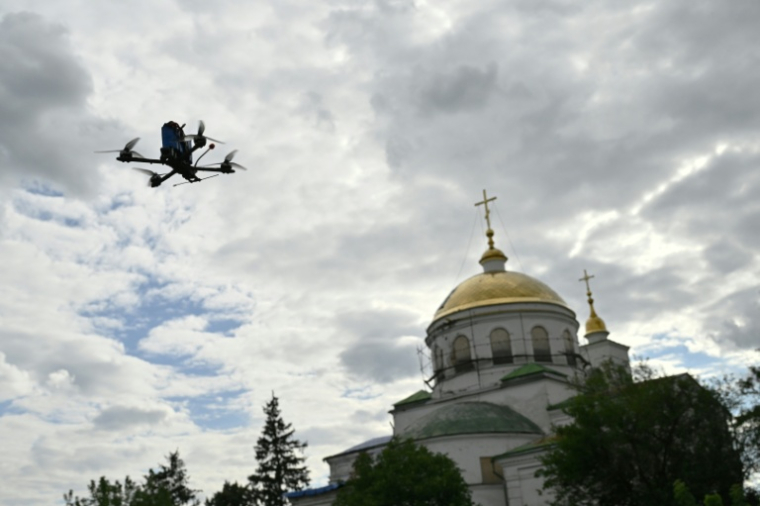 Un drone de l'armée ukrainienne pendant un vol d'entraînement dans l'est de l'Ukraine, le 12 août 2025 ( AFP / Genya SAVILOV )