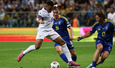 Kylian Mbappe tente de déborder la défense ukrainienne lors du match aller des qualifications au Mondial-2026, le 5 septembre 2025 à Wroclaw, en Pologne ( AFP / FRANCK FIFE )