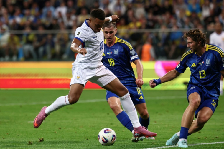 Kylian Mbappe tente de déborder la défense ukrainienne lors du match aller des qualifications au Mondial-2026, le 5 septembre 2025 à Wroclaw, en Pologne ( AFP / FRANCK FIFE )
