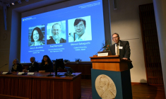 Le secrétaire général du comité Nobel Thomas Perlmann (d) près des portraits de Mary E. Brunkow, Fred Ramsdell et Shimon Sakaguchi, lauréats du Nobel de médecine, à Stockholm le 6 octobre 2025 ( AFP / Jonathan Nackstrand )