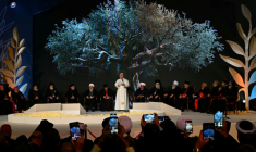 Le pape Léon XIV (c) s'exprime en présence de chefs religieux lors d'une rencontre œcuménique et interreligieuse sur la place des Martyrs à Beyrouth, le 1er décembre 2025 au Liban ( AFP / Andreas SOLARO )