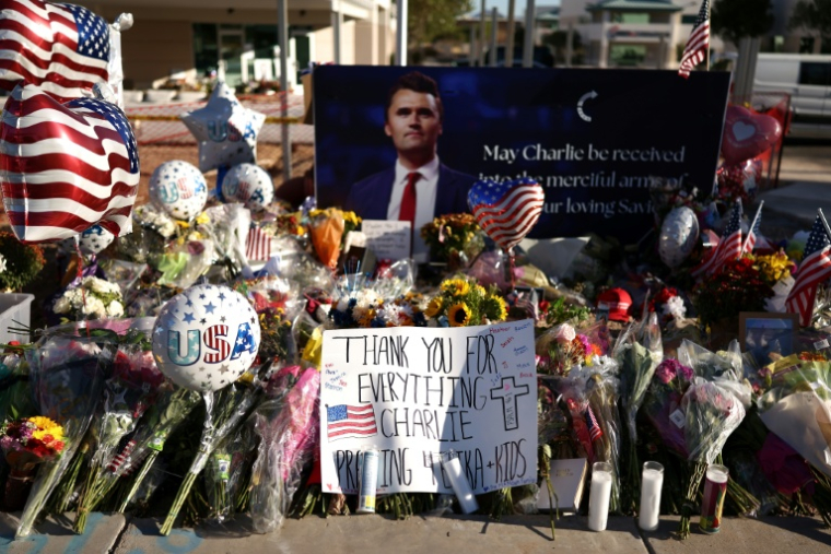 Des fleurs, des ballons et des pancartes ont été déposés sur le trottoir en hommage au fondateur de Turning Point USA, Charlie Kirk, devant le siège de l'association à Phoenix, en Arizona, le 12 septembre 2025 ( AFP / CHARLY TRIBALLEAU )