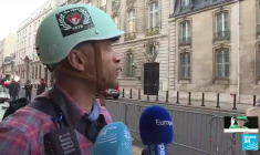 Décès d'Elizabeth II : les hommages devant l’ambassade britannique à Paris