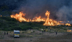 Des pompiers s'emploient à éteindre un feu de forêt dans le massif des Corbières, près de Saint-André-de-Roquelongue, dans le sud-ouest de la France, le 6 août 2026 ( AFP / Idriss Bigou-Gilles )