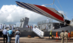 Des débris du vol 447 d'Air France disparu, récupérés dans l'océan Atlantique, arrivent au port de Recife le 14 juin 2009