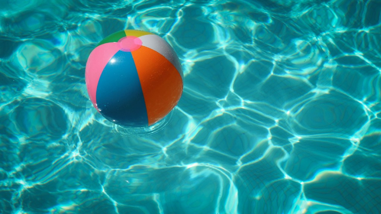 Louer sa piscine à la demi-journée est désormais un business sérieux (Crédit Photo: Raphaël Biscaldi - Unsplash)