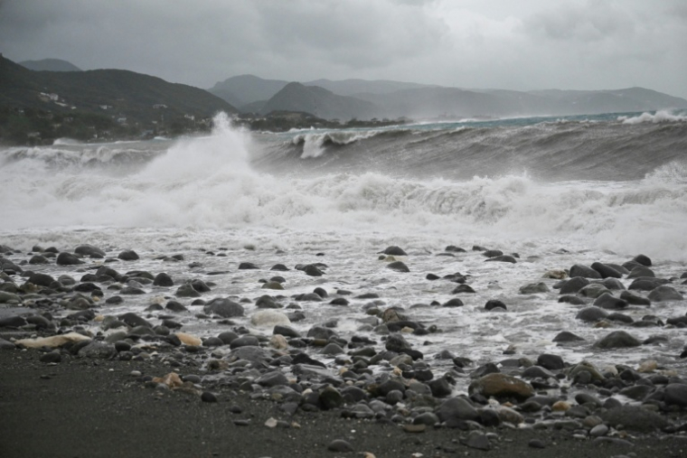 Fortes vagues sur une plage à Kingston avant l'arrivée de l'ouragan Melissa, le 27 octobre 2025 en Jamaïque ( AFP / Ricardo Makyn )