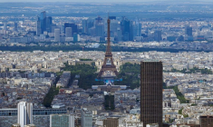 Vue aérienne sur la tour Eiffel et la tour Montparnasse, avec le quartier financier et d'affaires de La Défense