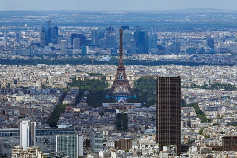 Vue aérienne sur la tour Eiffel et la tour Montparnasse, avec le quartier financier et d'affaires de La Défense