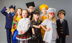 Se déguiser, changer de rôle, inventer des histoires : ces jeux de transformation sont au cœur du développement des enfants. (crédit: Adobe Stock)