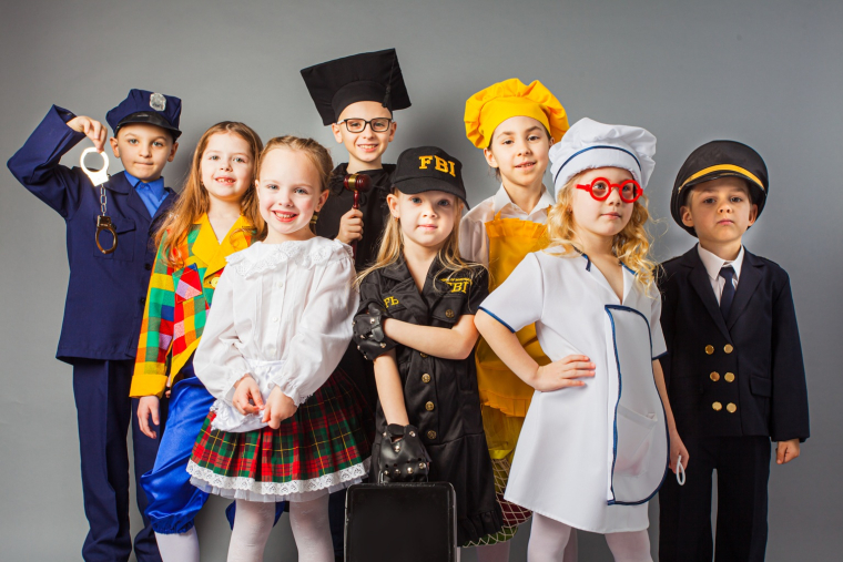 Se d&eacute;guiser, changer de r&ocirc;le, inventer des histoires : ces jeux de transformation sont au c&oelig;ur du d&eacute;veloppement des enfants. (cr&eacute;dit: Adobe Stock)