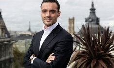 Frédéric Merlin président de la Société des Grands Magasins (SGM) et propriétaire du BHV, lors d'une session photo à Paris, le 22 octobre 2025 ( AFP / Thibaud MORITZ )