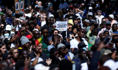 Rassemblement à Paris pour rendre hommage à Aboubakar Cissé, le 1er mai 2025 ( AFP / Ian LANGSDON )