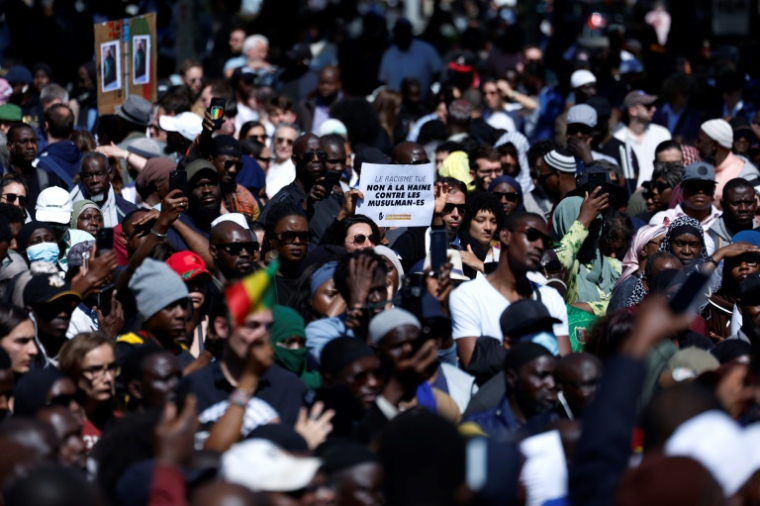 Rassemblement à Paris pour rendre hommage à Aboubakar Cissé, le 1er mai 2025 ( AFP / Ian LANGSDON )