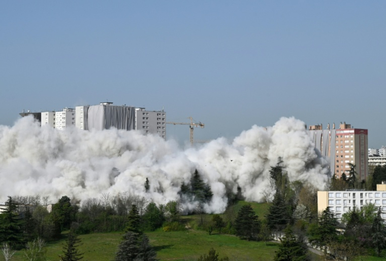 La démolition de l’immeuble d’habitation Monmousseau de l'ICF Habitat dans le quartier populaire des Minguettes à Vénissieux, près de Lyon, dans le Rhône, le 2 avril 2021 ( AFP / PHILIPPE DESMAZES )