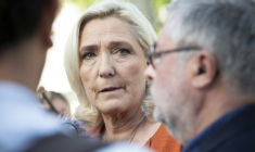 Marine Le Pen, ici le 28 mai 2025 à Nouméa, brandit la menace d'une censure si le gouverement Bayrou voulait recourir à la TVA sociale dans le budget 2026 ( AFP / Delphine MAYEUR )