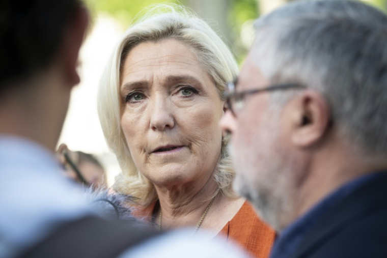 Marine Le Pen, ici le 28 mai 2025 à Nouméa, brandit la menace d'une censure si le gouverement Bayrou voulait recourir à la TVA sociale dans le budget 2026 ( AFP / Delphine MAYEUR )