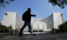 Un homme passe devant le siège de la Banque populaire de Chine