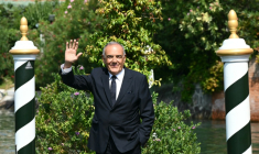 Le directeur de la Mostra de Venise, Alberto Barbera, arrive à l'embarcadère Excelsior à la veille de la 82e édition du festival, au Lido de Venise, le 26 août 2025 ( AFP / Stefano RELLANDINI )