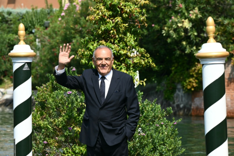 Le directeur de la Mostra de Venise, Alberto Barbera, arrive à l'embarcadère Excelsior à la veille de la 82e édition du festival, au Lido de Venise, le 26 août 2025 ( AFP / Stefano RELLANDINI )