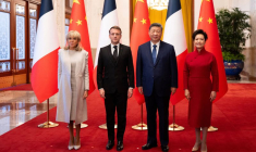 Cérémonie d'accueil du président français Macron et de Brigitte Macron par le président chinois Xi Jinping et son épouse, à Pékin