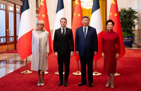 Cérémonie d'accueil du président français Macron et de Brigitte Macron par le président chinois Xi Jinping et son épouse, à Pékin
