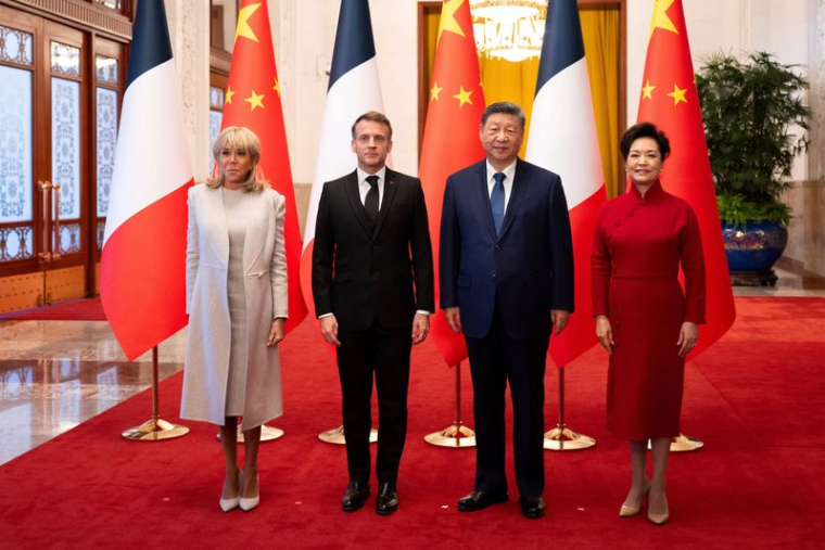 Cérémonie d'accueil du président français Macron et de Brigitte Macron par le président chinois Xi Jinping et son épouse, à Pékin