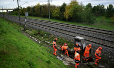 Des agents de la SNCF interviennent pour remplacer des câbles endommagés après un acte de vandalisme, au sud de Valence, le 27 octobre 2025 dans la Drôme ( AFP / Olivier CHASSIGNOLE )