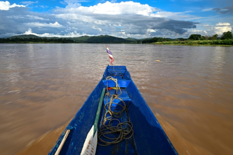 Un bateau de pêcheur sur le fleuve Mékong dans la région du Triangle d'Or, dans la province de Chiang Rai, dans le nord de la Thaïland, le 25 mai 2025 ( AFP / Manan VATSYAYANA )