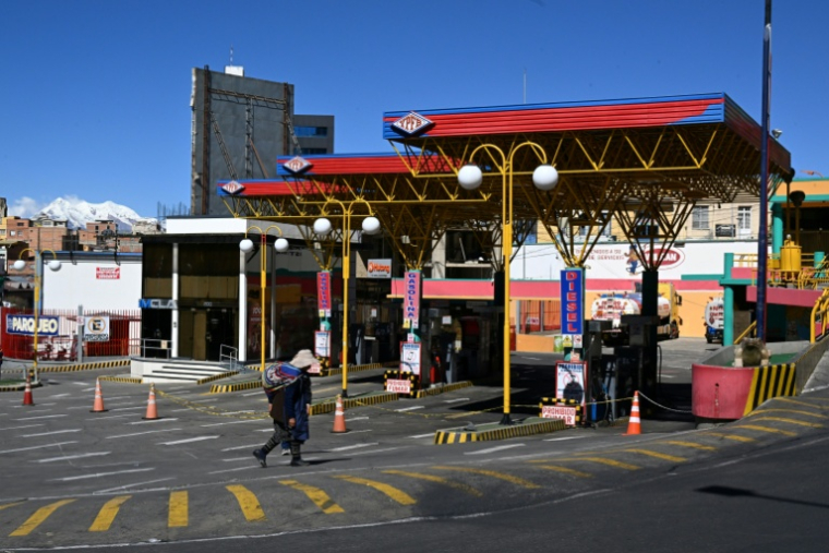 Une station-service fermée en raison des pénuries causées par les blocages routiers et les manifestations contre le président Rodrigo Paz, le 19 mai 2026 à La Paz, en Bolivie Bolivian protests calling for center-right President Rodrigo Paz to resign intensified on May 18, 2026 as demonstrators swarmed government buildings and a protest leader faced terrorism charges over the unrest. Riot police clashed with protesters for hours, tear gas shrouded the streets of La Paz, shops were shuttered and supplies ran low due to protest blockades choking routes into the capital city. ( AFP / Aizar RALDES )