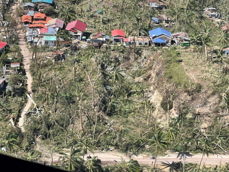 Vue aérienne de maisons détruites et de cocotiers abattus dans la province de Cebu, après le passage du typhon Rai, le 20 décembre 2021 aux Philippines ( AFP / STRINGER )