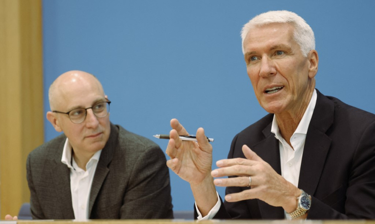 Sinan Selen et Ralf Wintergerst à Berlin, en Allemagne, le 18 septembre 2025. ( AFP / ODD ANDERSEN )