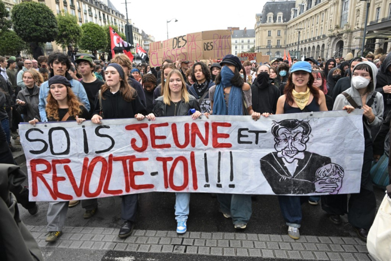 Des manifestants à Rennes, le 10 septembre 2025. ( AFP / DAMIEN MEYER )