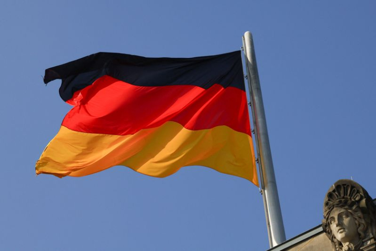 Le drapeau national allemand flotte au sommet du bâtiment du Reichstag