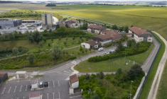 Vue aérienne du laboratoire de recherche souterrain de Meuse/Haute Marne du site d'enfouissement de déchets nucléaires Cigéo exploité par l'Agence nationale française pour la gestion des déchets radioactifs (Andra), le 8 août 2024 à Bure dans le Meuse ( AFP / Jean-Christophe VERHAEGEN )