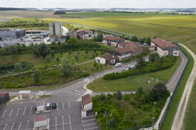 Vue aérienne du laboratoire de recherche souterrain de Meuse/Haute Marne du site d'enfouissement de déchets nucléaires Cigéo exploité par l'Agence nationale française pour la gestion des déchets radioactifs (Andra), le 8 août 2024 à Bure dans le Meuse ( AFP / Jean-Christophe VERHAEGEN )