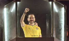 Abelardo de la Espriella, président élu, salue ses partisans derrière une vitre pare-balles après les résultats préliminaires du second tour de l'élection présidentielle, à Barranquilla, le 21 juin 2026 en Colombie ( AFP / Juan BARRETO )