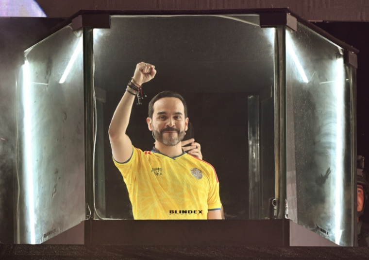 Abelardo de la Espriella, président élu, salue ses partisans derrière une vitre pare-balles après les résultats préliminaires du second tour de l'élection présidentielle, à Barranquilla, le 21 juin 2026 en Colombie ( AFP / Juan BARRETO )