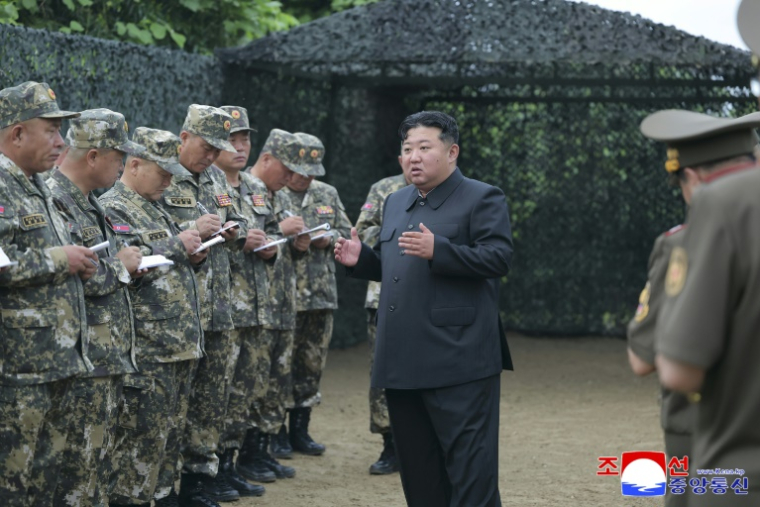Photo diffusée par l'agence de presse nord-coréenne Kcna, le 24 juillet 2025, du dirigeant nord-cnorée Kim Jong Un (c) s'adressant à des soldats dans un lieu non précisé en Corée du Nord ( KCNA VIA KNS / STR )