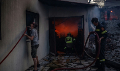 Des habitants et des pompiers luttent contre les flammes à Kryoneri, près d'Athènes, le 26 juillet 2025 ( AFP / Angelos TZORTZINIS )