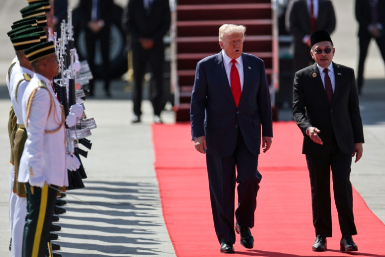 Le président américain Donald Trump (à gauche) et le Premier ministre malaisien Anwar Ibrahim à l'aéroport de Kuala Lumpur le 26 octobre 2025. ( POOL / Hasnoor Hussain )
