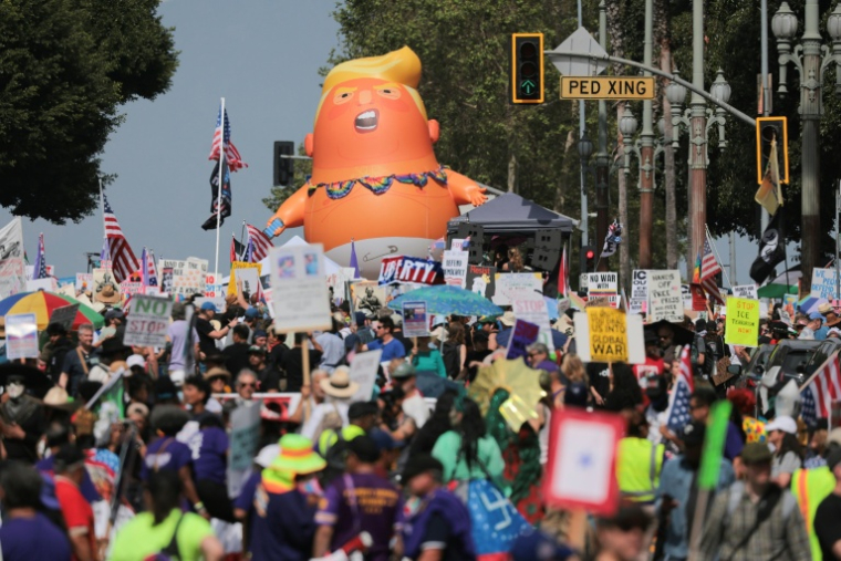 Un ballon gonflable géant à l’effigie du président américain Donald Trump lors d'une journée nationale de mobilisation "No Kings", le 28 mars 2026 à Los Angeles, en Californie ( AFP / Etienne LAURENT )
