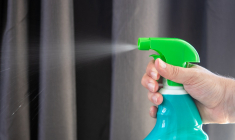 Parmi les pratiques les plus populaires : celle consistant à dissoudre une pastille pour lave-vaisselle dans de l’eau chaude avant de frotter un canapé avec un chiffon. Illustration. (Squirrel_Photos / Pixabay)