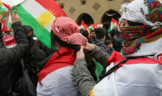 Des femmes kurdes se tressent les cheveux lors d'une manifestation à Erbil, dans le Kurdistan d'Irak, en solidarité avec une combattante kurde de Syrie, le 23 janvier 2026 ( AFP / Safin HAMID )