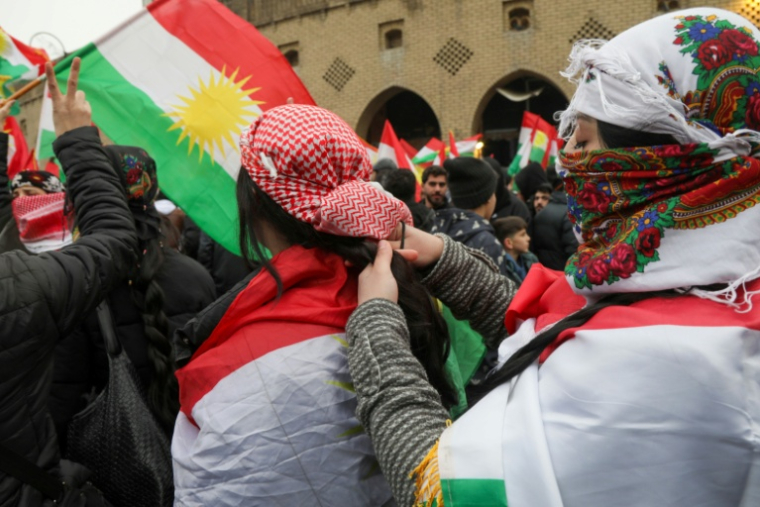 Des femmes kurdes se tressent les cheveux lors d'une manifestation à Erbil, dans le Kurdistan d'Irak, en solidarité avec une combattante kurde de Syrie, le 23 janvier 2026 ( AFP / Safin HAMID )