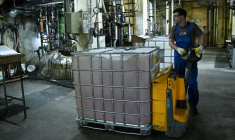 Un travailleur déplace une cuve près des unités de traitement chimique à l'intérieur du hall de production de Hobum Oleochemicals, à Hambourg
