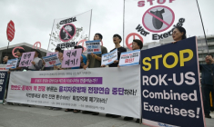Manifestation contre l'exercice militaire conjoint entre la Corée du Sud et les États-Unis, baptisé "Ulchi Freedom Shield" (UFS), devant l'ambassade des États-Unis à Séoul, le 17 août 2026 en Corée du Sud ( AFP / Jung Yeon-je )