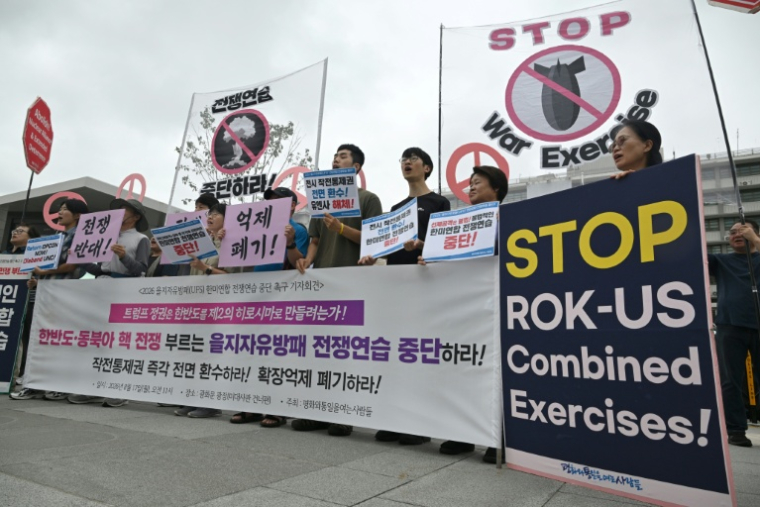 Manifestation contre l'exercice militaire conjoint entre la Corée du Sud et les États-Unis, baptisé "Ulchi Freedom Shield" (UFS), devant l'ambassade des États-Unis à Séoul, le 17 août 2026 en Corée du Sud ( AFP / Jung Yeon-je )