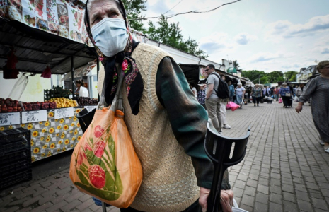 Une femme âgée mfait ses courses dans un marché à Moscou, le 10 juin 2025 ( AFP / Alexander NEMENOV )